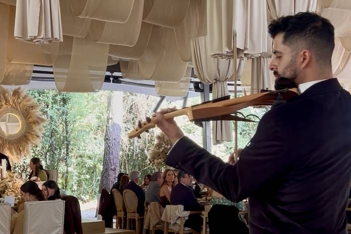 Rafael Rivera tocando el violín