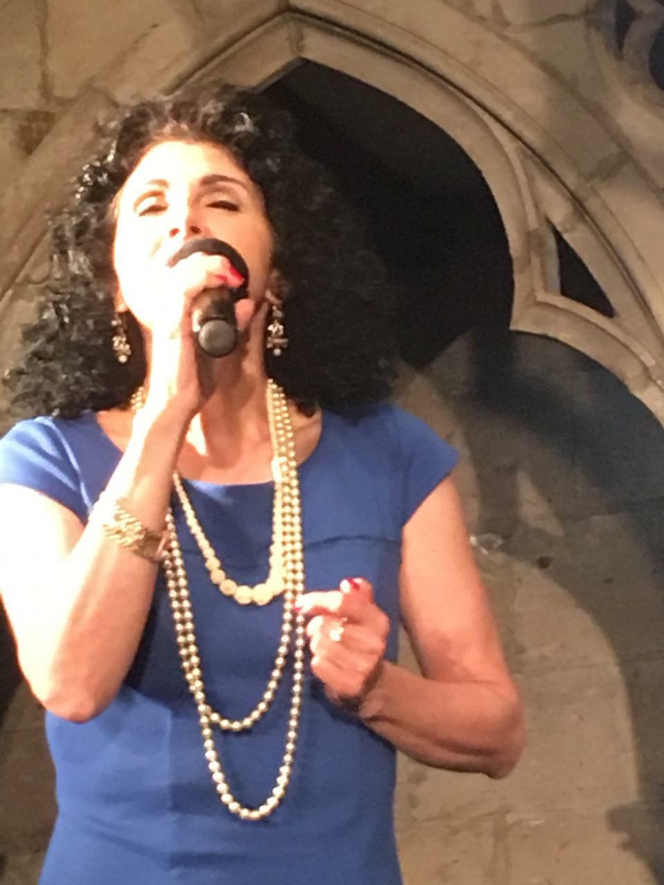 Aída Rivera de la Cabada cantando durante una presentación